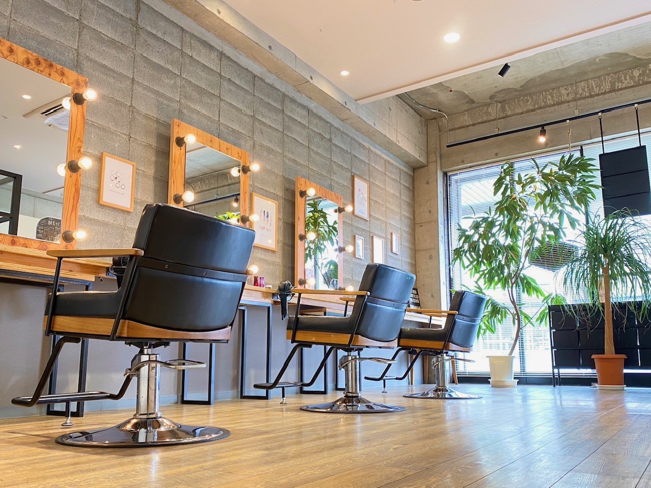 【興戸】≪完全週休2日制≫≪社会保険完備≫≪一人暮らし支援あり≫≪有給休暇あり≫≪平均退勤時間は19時台≫施術時間はゆとりのある時間枠設定のため、こだわりの施術も可能！スタッフのことを第一に考えた職場環境で、手厚い福利厚生も魅力◎美容師さんには嬉しい服装手当もあり！髪質改善＆縮毛矯正が得意なサロン◎「CLASSICO hair miu（クラシコヘアーミュー）」からスタイリスト（美容師）の求人☆★