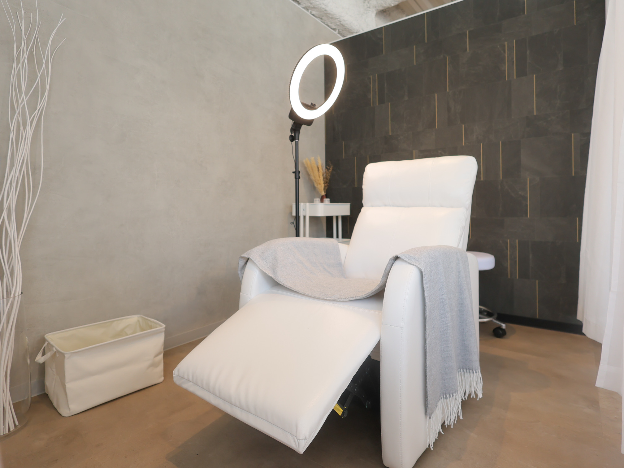 【川西能勢口】≪完全週休2日制≫≪土日休み月2回OK≫≪実働8時間≫≪髪色ネイル自由≫マンツーマン接客であなたのペースに合わせて入客できる！大人女性から人気のプライベートサロン。人間関係も良好で働きやすい環境です。「まつげと眉毛の専門店 aula（マツゲトマユゲノセンモンテン アウラ）」からアイリスト（まつげエクステ・まつげパーマ・アイブロウ）の求人☆☆