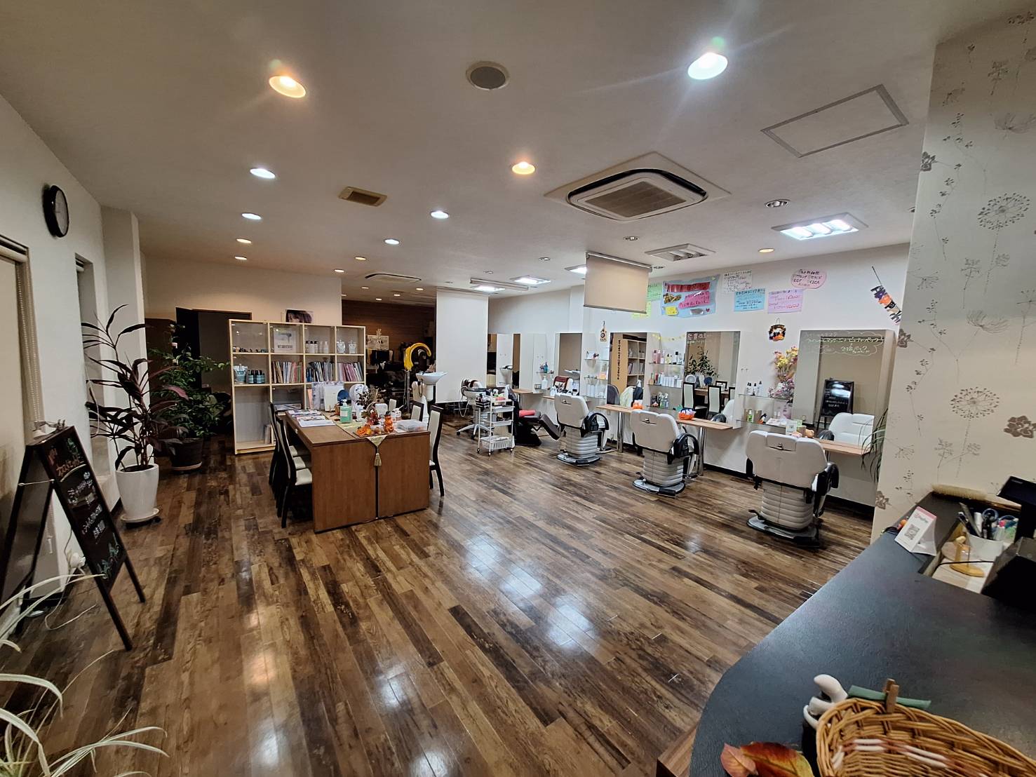 【大和西大寺】≪ブランクあってもOK≫≪16時までの勤務＆平日のみの勤務OK≫≪営業時間内のレッスンも可能≫シフト等柔軟に相談に乗っていただける環境の為、お子様がいらっしゃる方も安心！地域密着の落ち着いたサロンで働いてみませんか？「RYZE（リージェ）」からスタイリスト（美容師）の求人☆★