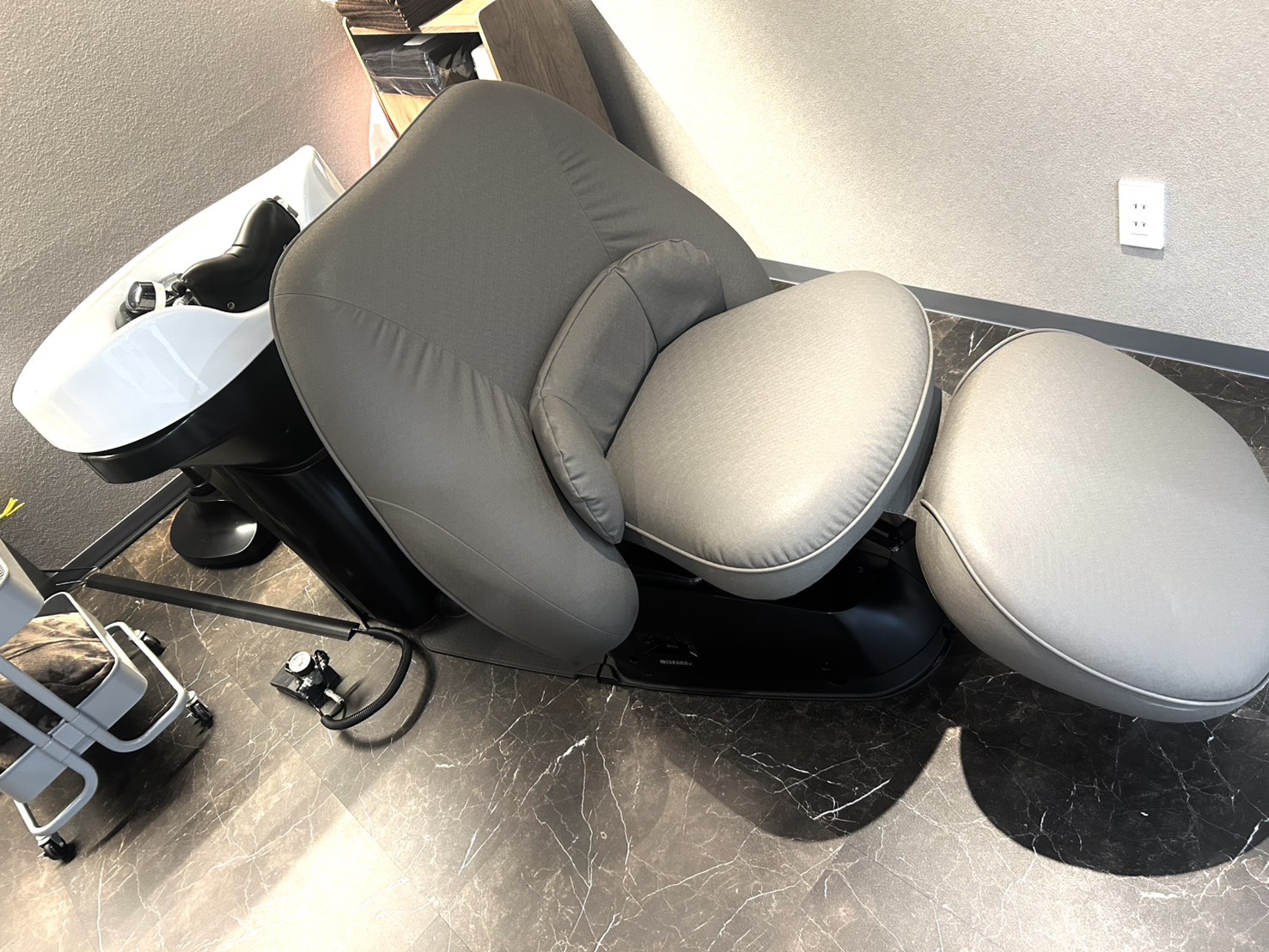 【江坂】≪完全週休二日制≫≪客単価1万円以上サロン≫≪社会保険完備≫≪髪質改善がウリ≫お客様のなりたいを叶える少人数制プライベートサロン！「amo（アモ）」からスタイリスト（美容師）の求人☆★