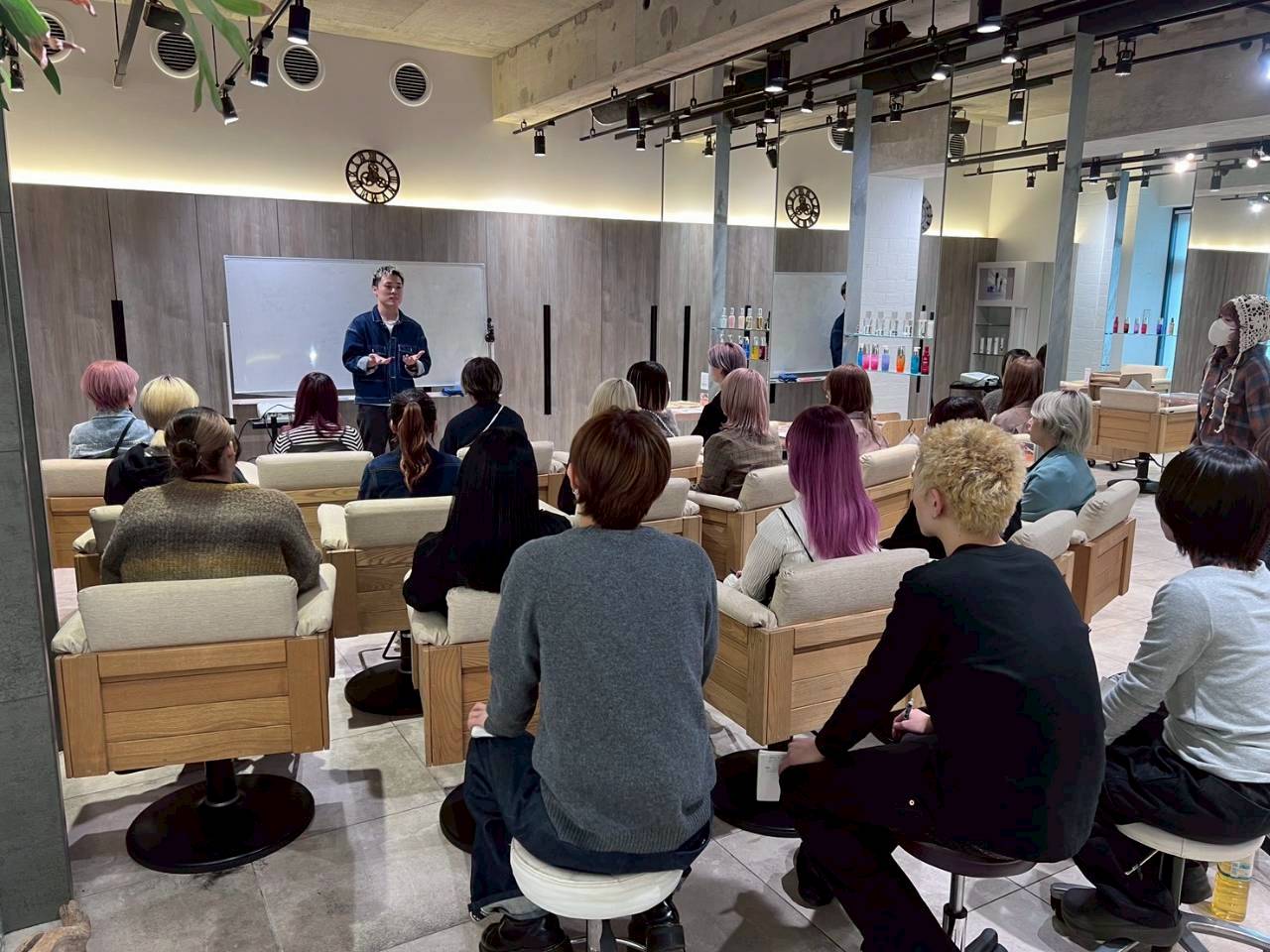 【イオン本牧付近】≪最大月35万円の保障給あり≫≪19時までに退勤可能≫≪カットカラー2時間枠≫≪単価1万円以上≫≪社会保険完備≫高単価かつ地域密着型で安定した入客が可能！上質な空間と丁寧な技術で長年支持される「M.SLASH 本牧店（エムスラッシュホンモクテン）」からスタイリスト（美容師）の求人☆★