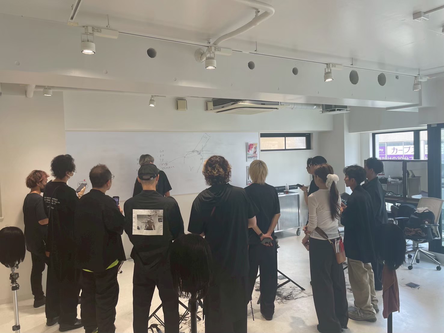 【イオン本牧付近】≪最大月35万円の保障給あり≫≪19時までに退勤可能≫≪カットカラー2時間枠≫≪単価1万円以上≫≪社会保険完備≫高単価かつ地域密着型で安定した入客が可能！上質な空間と丁寧な技術で長年支持される「M.SLASH 本牧店（エムスラッシュホンモクテン）」からスタイリスト（美容師）の求人☆★