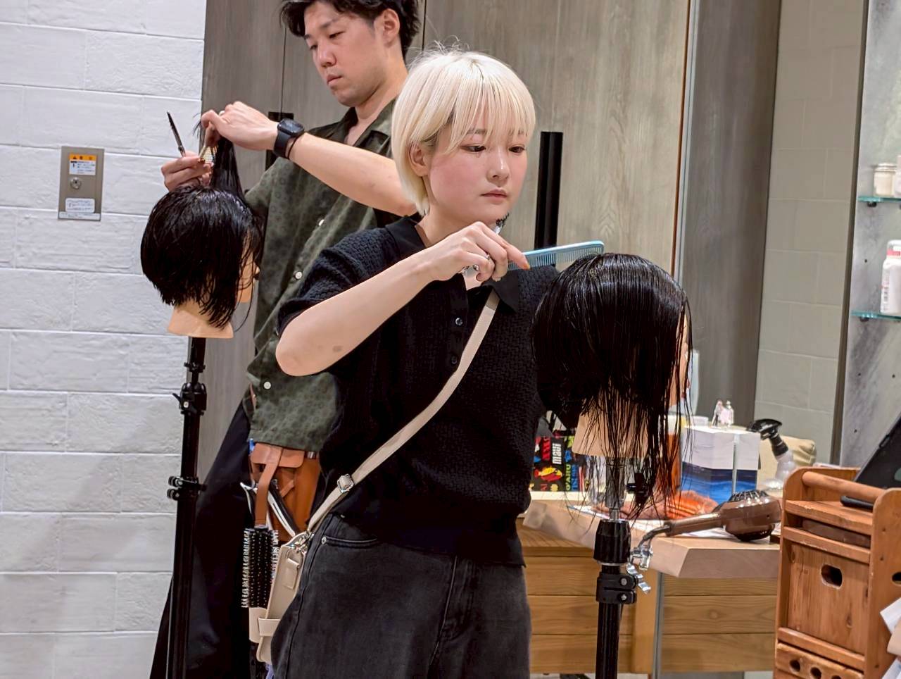 【イオン本牧付近】≪最大月35万円の保障給あり≫≪19時までに退勤可能≫≪カットカラー2時間枠≫≪単価1万円以上≫≪社会保険完備≫高単価かつ地域密着型で安定した入客が可能！上質な空間と丁寧な技術で長年支持される「M.SLASH 本牧店（エムスラッシュホンモクテン）」からスタイリスト（美容師）の求人☆★