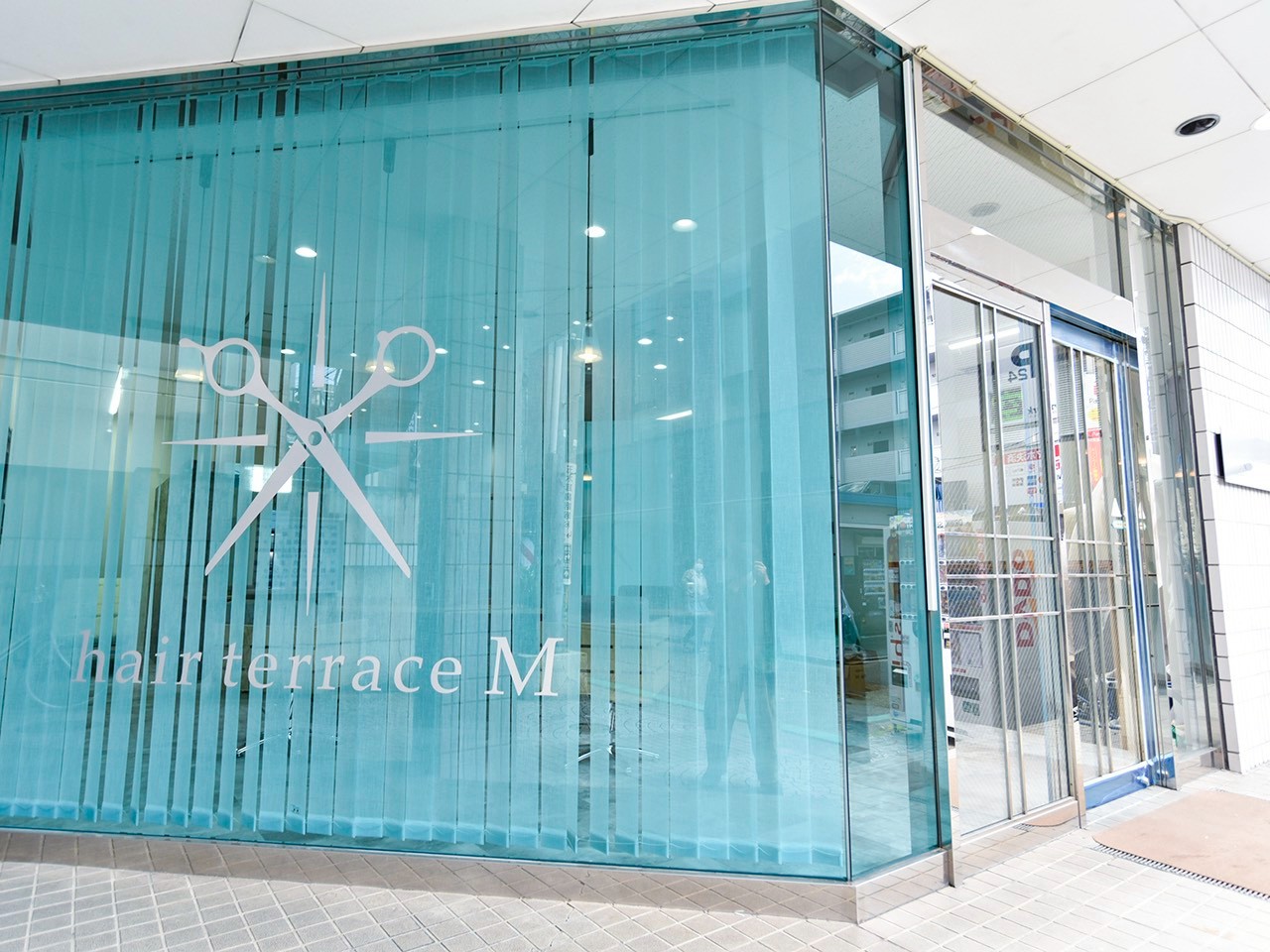 【奈良駅】≪未経験・通信生・新卒生≫≪社会保険完備≫≪完全週休2日制≫≪土日休みOK≫営業時間内のレッスンにも対応し、一人ひとりのペースに合わせて指導します。無理なく着実に技術を身につけられる環境です。「hair terrace M 奈良店（ヘアーテラスエムナラテン）」からアシスタント（美容師）の求人☆★