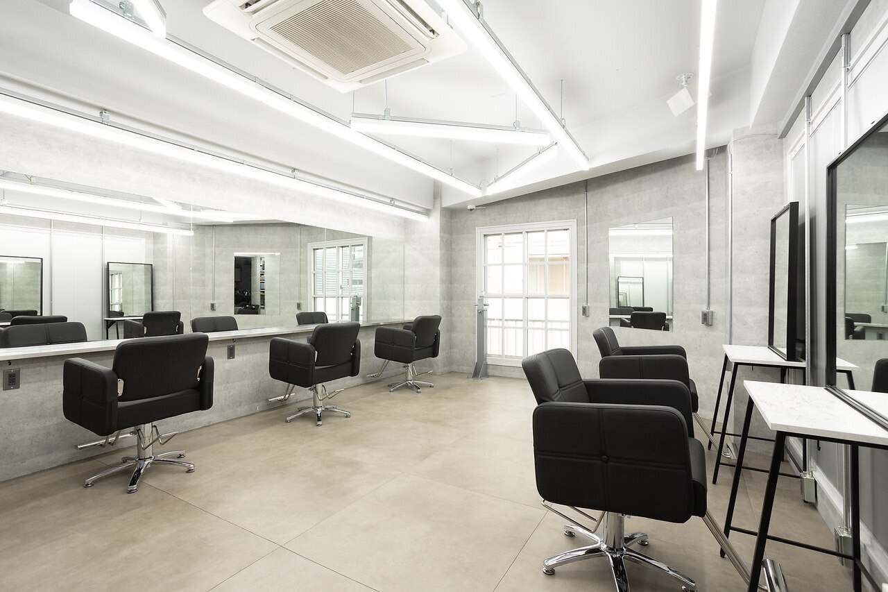 【新宿駅】≪自由出勤制≫≪入客チャンス抜群≫≪平均単価1万円以上≫≪土日休みOK≫≪ブランクのある方、ママさん歓迎≫自由な働き方を叶えながら高単価でしっかり稼げる！集客力抜群の「CYNTHIA 新宿（シンシアシンジュク）」からスタイリスト（美容師）の求人☆★