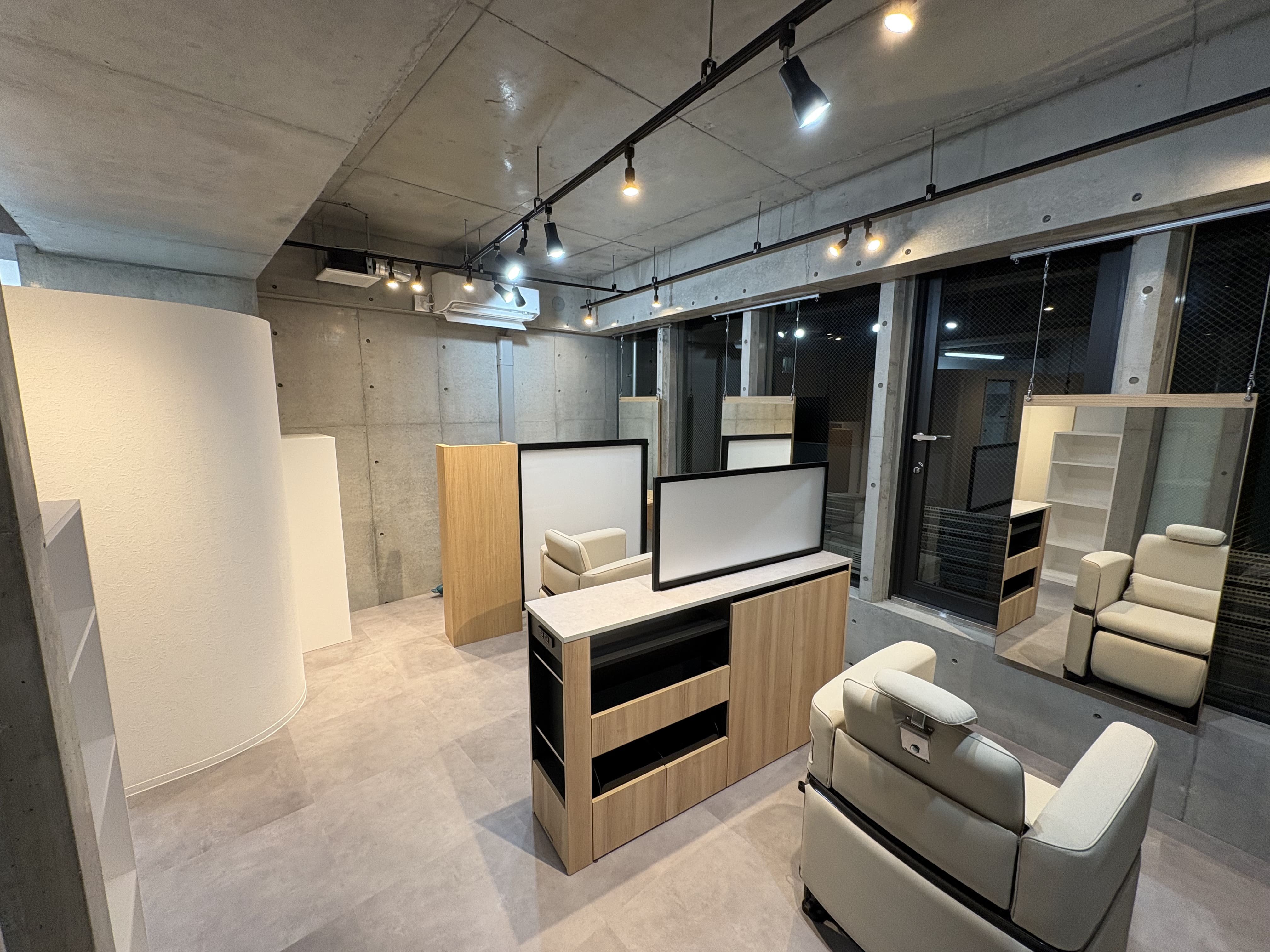 【堺筋本町】≪完全週休3日制OK／有給休暇あり／土日休みもOK／社会保険完備≫抜群の好待遇でライフスタイルに合わせて勤務形態を選択可能！ゆったりとした時間を過ごせる大人のための隠れ家。マンツーマン施術の贅沢プライベートサロン「korpo（コルポ）」からスタイリスト（美容師）の求人☆☆