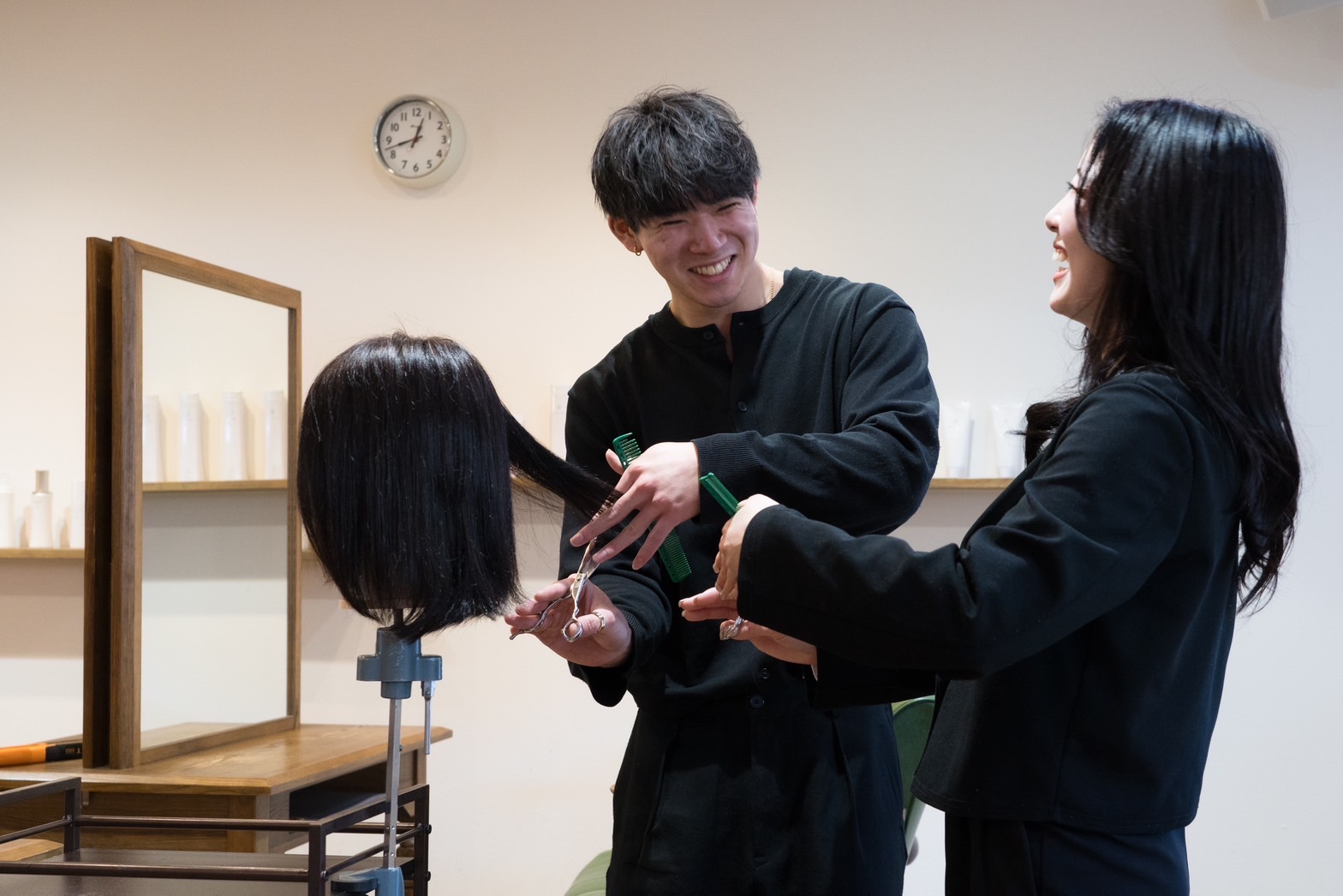 【守口市駅】≪月8日休み≫≪最短1年半でデビュー可能≫≪社会保険完備≫ショートボブが得意なサロン!カフェのように居心地の良い空気が流れる自然体サロン!メリハリ付けて「プライベートとの両立」も大切にしています!「agio(アジーオ)」からアシスタント(美容師)の求人☆★☆