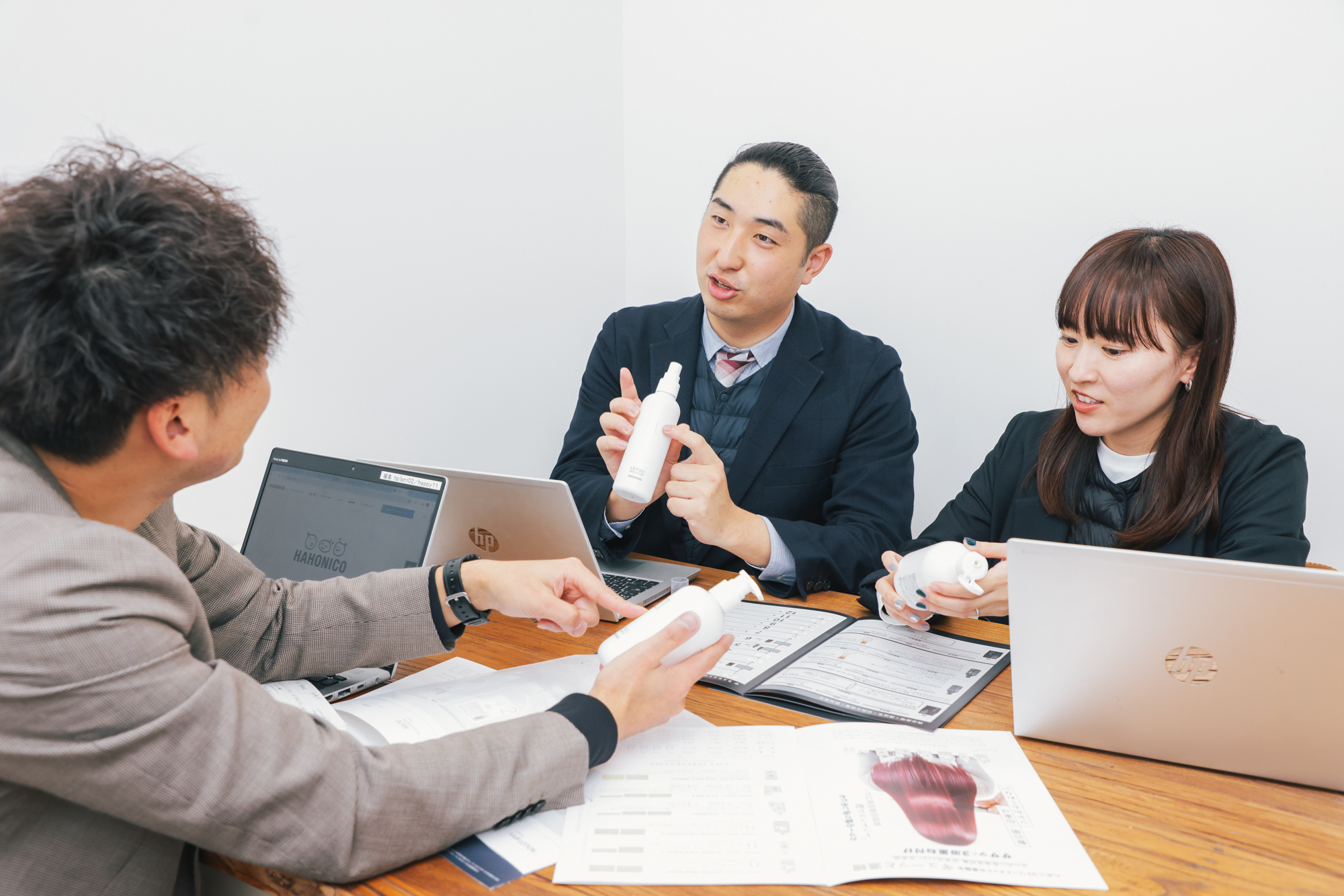 【博多駅】≪社会保険完備・土日休みOK・高月給≫美容業界の経験を活かせるお仕事！！サロンメニューの開発から人材育成のサポートも行う営業スタッフ大募集！！「素直に・誠実に」をモットーにお客様を大切にする「株式会社ハホニコ（カブシキガイシャハホニコ）」から営業の求人☆★