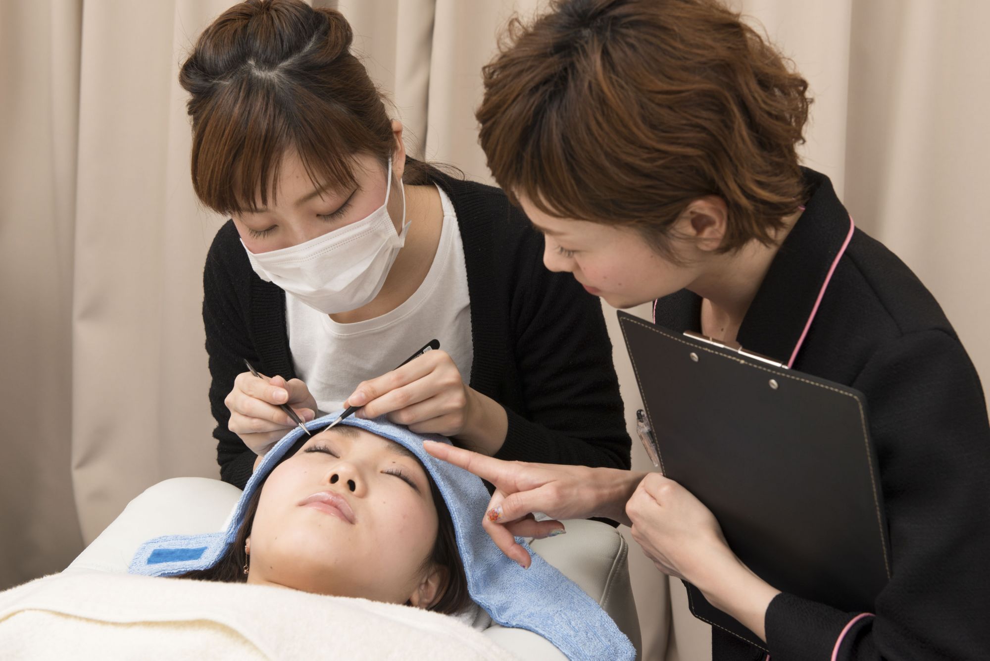 【大丸梅田】≪社会保険完備≫≪自社運営のスクールにて技術習得可能≫≪未経験・新卒生OK≫百貨店などを中心に展開するアイラッシュ＆アイブロウサロン！待遇面も整えて長く働ける環境を整えています！丁寧な研修を設けているので自信をもって入客できます！「Eye Flash 大丸梅田店（アイフラッシュダイマルウメダテン）」からアイリスト（アイデザイナー・まつ毛エクステ）の求人☆☆