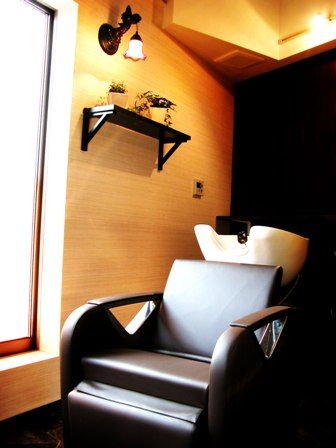 【天神橋】 月給25万円  月8日休み ≪社会保険完備≫ヨーロッパの美術館のような、大人の落ち着いたヘアサロン！オーガニック系シャンプーなど、髪に優しい施術を行っています！落ち着いたサロンで働きたい方にオススメです！パートも募集中！「Nouvelle Vague（ヌーベルヴァーグ）」からスタイリスト（美容師）の求人☆☆