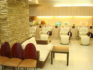 【津久野】店長さんやマネージャーさんはじめ、スタッフさんみんなが家族の様に仲の良いアットホームサロン「Avenir age」からスタイリスト（美容師）の求人！とても楽しく働ける職場環境ですよ☆☆