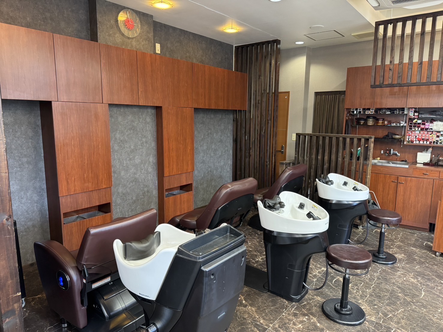 【都島】≪完全週休2日制≫≪社会保険完備≫≪最短1年半でデビュー可能≫≪休憩1時間あり≫≪通信学校の学費補助あり(60万円)≫≪予約次第では16時台に退勤可能≫営業時間内にレッスンができる!技術講師をされておられるオーナーさんから技術を学べる!実践的に入客していけるので成長が早いですよ!「Plat(プラット)」からアシスタント(美容師)の求人☆★