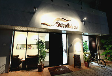 【川西】≪月給25万円+歩合給≫《完全週休2日制》≪土日休み相談OK≫正社員でも週休2〜3日制や時短勤務など相談可能です♪地域密着型サロン“Supris hair(サプリスヘアー)”からスタイリスト(美容師)の求人です★☆