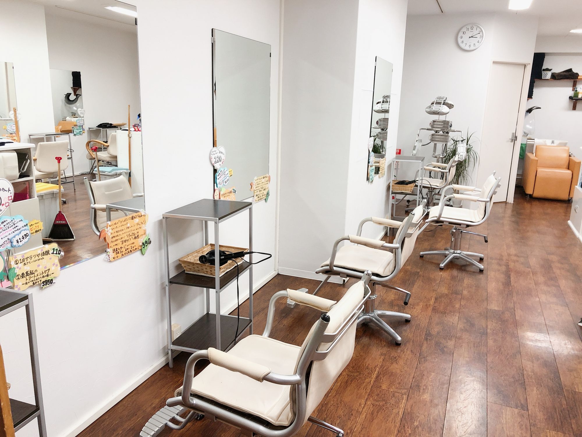 【交野市駅】≪19時までに退勤≫≪月給27万円〜≫≪月8,9日休み≫≪社会保険完備≫リーズナブルな価格でもしっかりした接客と技術!口コミ高評価で幅広い世代に愛されてます!「Re:Style15+ 交野店(リスタイルフィフティーンプラスカタノテン)」からスタイリスト(美容師)の求人☆☆