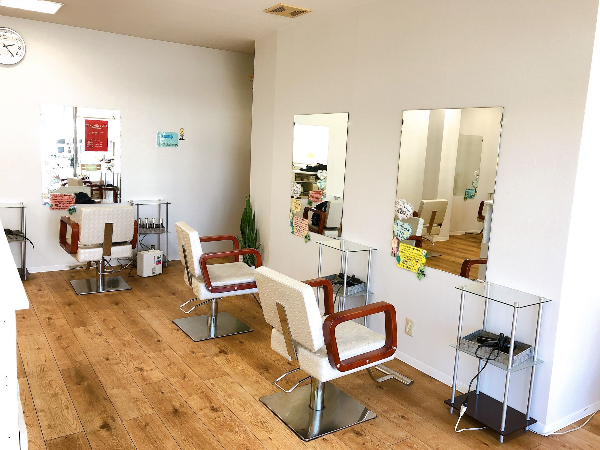 【枚方市駅】≪19時までには退勤≫≪月給27万円〜≫≪月8,9日休み≫≪社会保険完備≫リーズナブルな価格でしっかりした技術を提供！アットホームな接客で高評価の口コミも多数、顧客満足度の高いカット専門店「Re:Style15 枚方本店（リスタイルフィフティーンヒラカタホンテン）」からスタイリスト（美容師）の求人☆☆