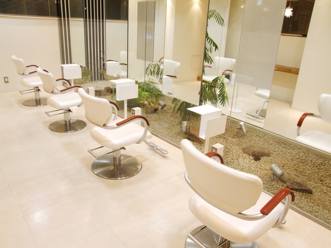 【二上】≪完全週休2日≫≪有給休暇あり≫≪社会保険完備≫カリキュラムがしっかりあるので、安心してデビューに向けて頑張れます!地域密着のユニセックスサロン「Clema REGU(クレマレグ)」からアシスタント(美容師)の求人!☆★☆