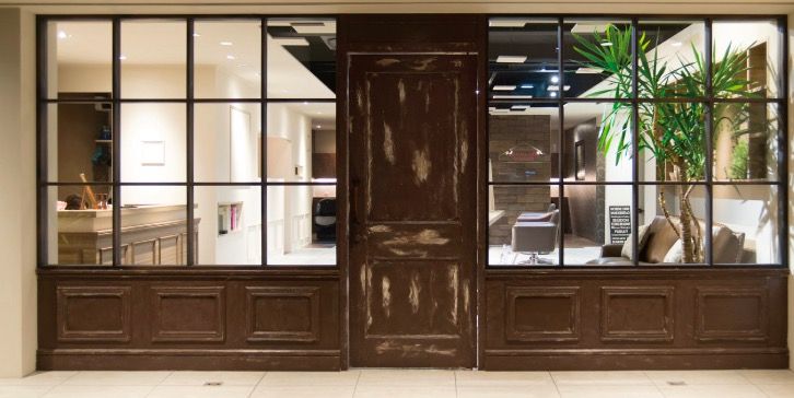 【JR茨木】≪完全週休2日≫≪月給22万円〜≫≪実働8時間の早番遅番制≫≪有給休暇率100%≫≪営業中レッスンあり≫低刺激＆ダメージレスにこだわりアリ！丁寧なカウンセリングで悩みを解消！営業時間中のレッスンも活用してしっかり成長できます。完全予約制の美容室「Hair studio F（ヘアスタジオエフ）」からアシスタント（美容師）の求人☆☆