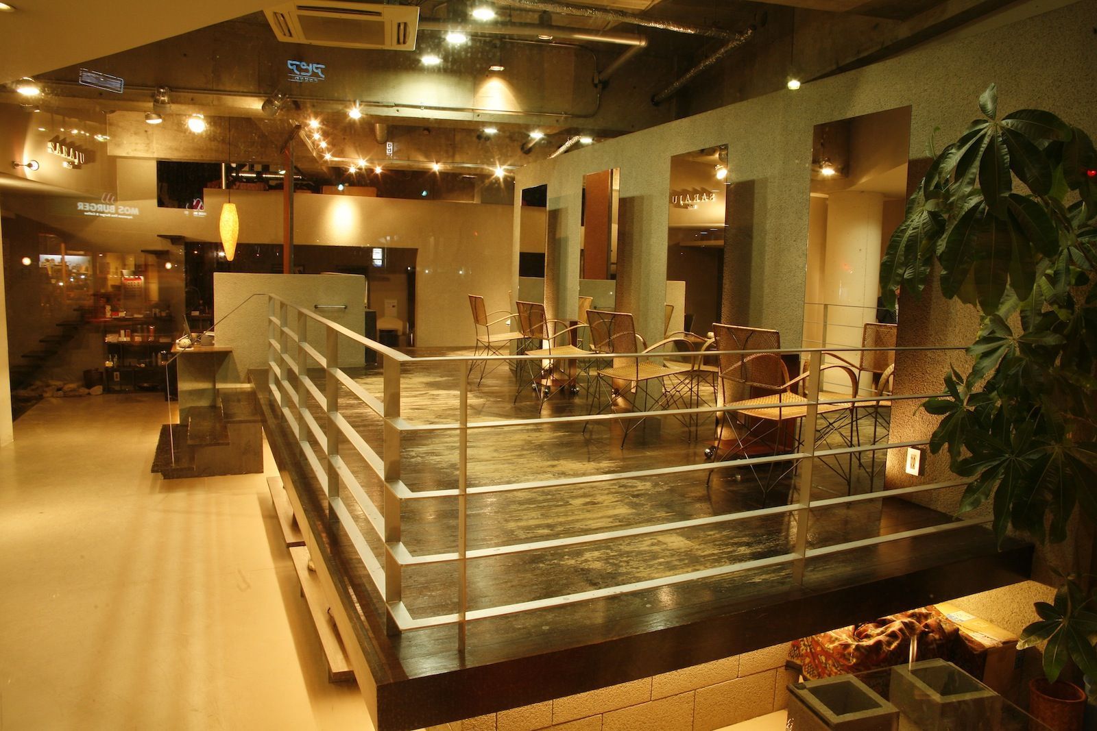 【梅田】≪有給休暇あり≫≪選べる休日数≫≪社会保険完備≫月給60万円も可能にする高単価と高歩合！お客様を大切にする接客重視のサロンです。営業時間を使ってスタイリストも勉強するので、デビュー後も成長を続けられるのも魅力です！「SARAJU 梅田店（サラジュウメダテン）」からスタイリスト（美容師）の求人☆★