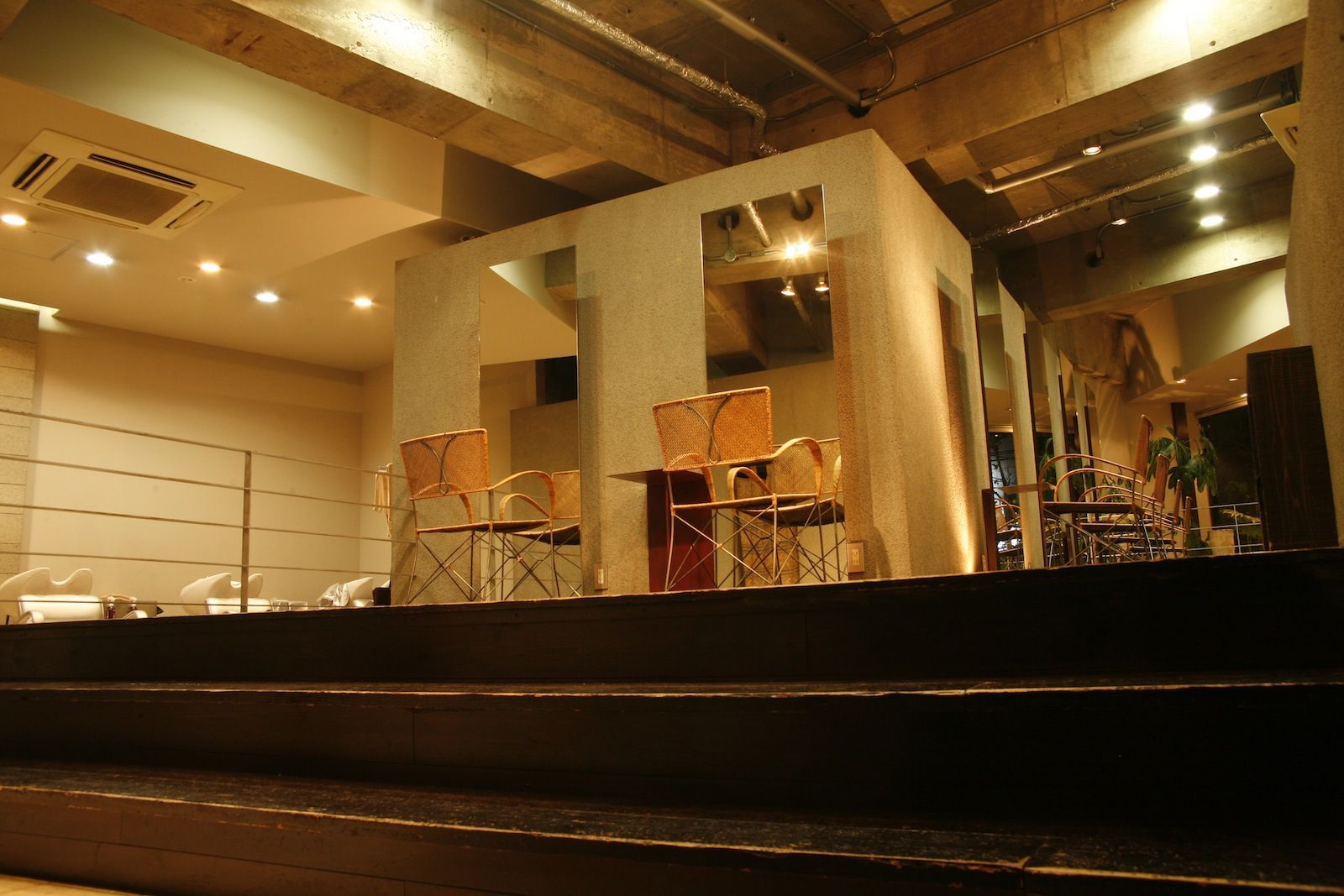 【逆瀬川】≪有給休暇あり≫≪選べる休日数≫≪社会保険完備≫高単価と高歩合で月給60万円超えも可能!お客様に寄り添う接客で信頼のある地域密着サロンです。子育てとの両立もできる時短制度も安心!「SARAJU 逆瀬川店(サラジュサカセガワテン)」スタイリスト(美容師)の求人☆★