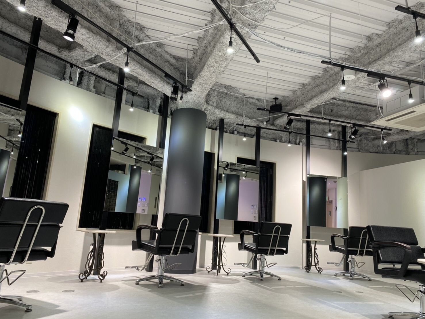 【茶屋町】≪保障給最大50万円≫≪自由出勤制≫≪顧客の価格設定OK≫落ち着いたサロン空間が広がる人気ヘアサロン！≪売上40〜60％還元＋指名料100％還元≫により高収入が可能です！！≪マンツーマン・掛け持ちを選択可能≫人気の業務委託サロン！！！「Vision 梅田店（ヴィジョンウメダテン）」からスタイリスト（美容師）の求人☆★