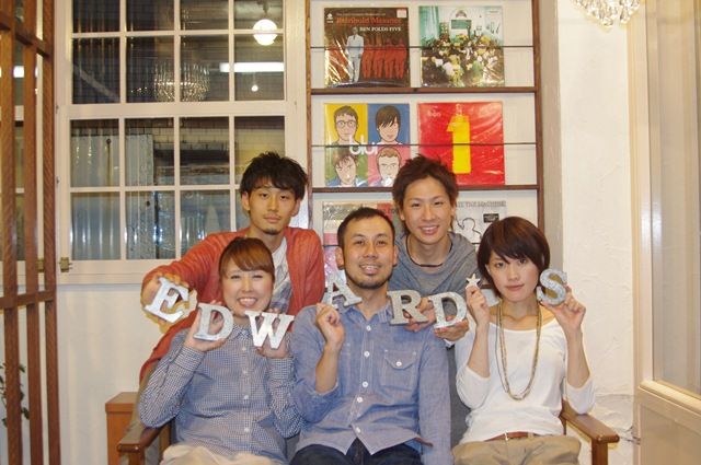 【宝塚南口】≪月1回土日休み≫≪社会保険完備≫オーナーさんやスタイリストさんにマンツーマンでしっかり教えてもらえます★有給休暇もアリ♪カフェ風の木の温もりで落ち着けるとお客様から人気のサロン“Edward’s Hair 南口 (エドワーズヘアーミナミグチ)”からアシスタント(美容師)の求人☆★☆