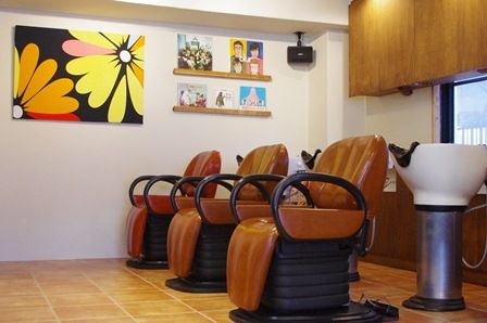 【宝塚南口】≪月1回土日休み≫≪社会保険完備≫オーナーさんやスタイリストさんにマンツーマンでしっかり教えてもらえます★有給休暇もアリ♪カフェ風の木の温もりで落ち着けるとお客様から人気のサロン“Edward’s Hair 南口 (エドワーズヘアーミナミグチ)”からアシスタント(美容師)の求人☆★☆