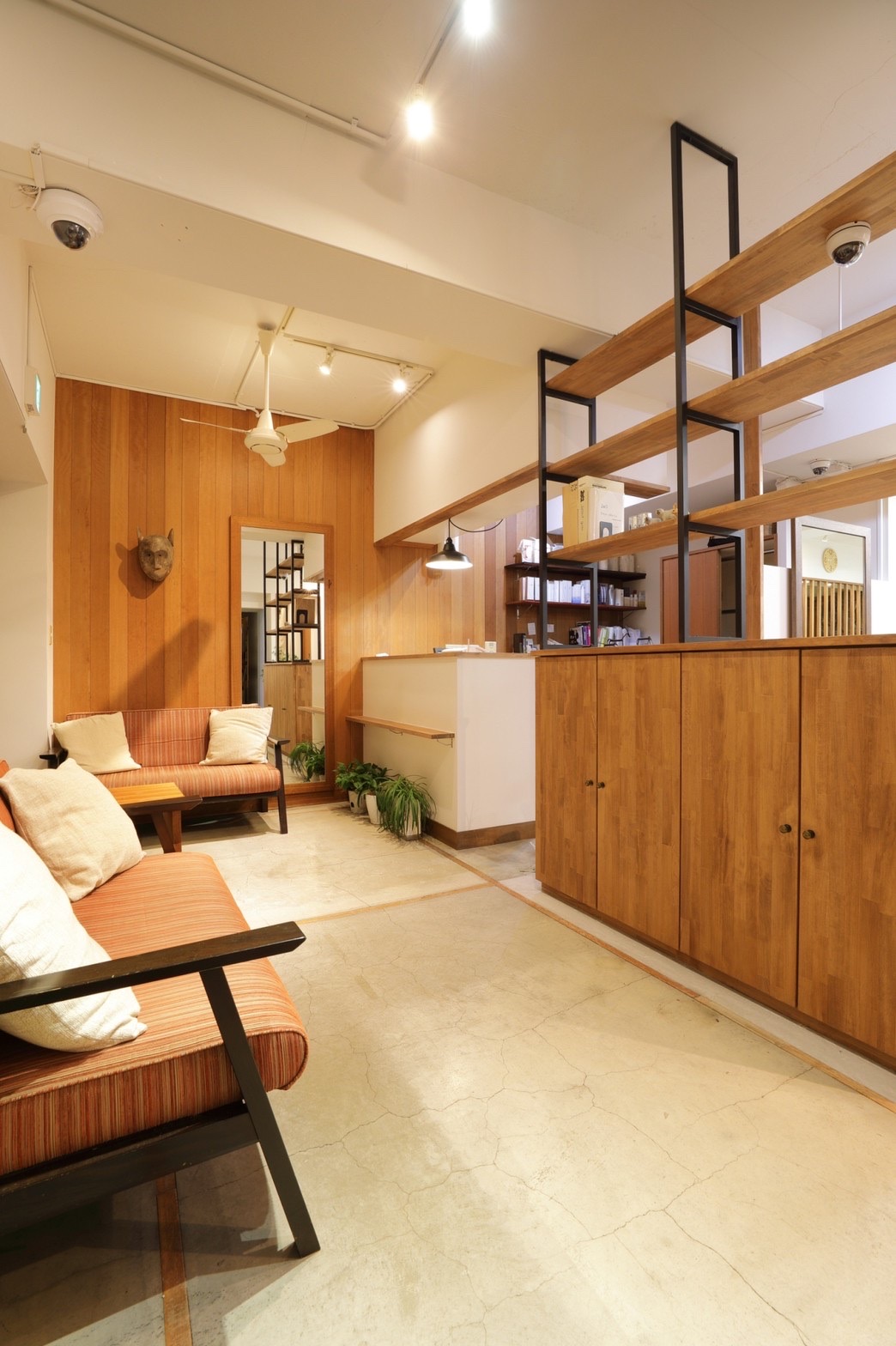 【塚口】≪月給20万円スタート！≫≪社会保険完備≫≪月8,9日休み≫離職率も低いので安心して働ける☆プライベートも充実！ON・OFFをしっかりメリハリつけて働くことが出来る環境♪地域密着なので、お客様との距離が近く、スタッフさんとオーナーさんもとても仲が良いので楽しく働けるサロンHairPartner chill out（ヘアーパートナーチルアウト）からアシスタント（美容師）の求人☆★☆