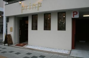 【和歌山県庁】ソファ、照明、小物などのインテリアからカット椅子まで、お客様の事を考えてのこだわりが随所に見えるサロン「primp（プリンプ）」からアシスタント（美容師）の求人！お洒落カフェの様なくつろげる空間☆★