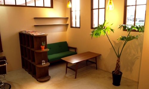 【和歌山県庁】ソファ、照明、小物などのインテリアからカット椅子まで、お客様の事を考えてのこだわりが随所に見えるサロン「primp（プリンプ）」からアシスタント（美容師）の求人！お洒落カフェの様なくつろげる空間☆★