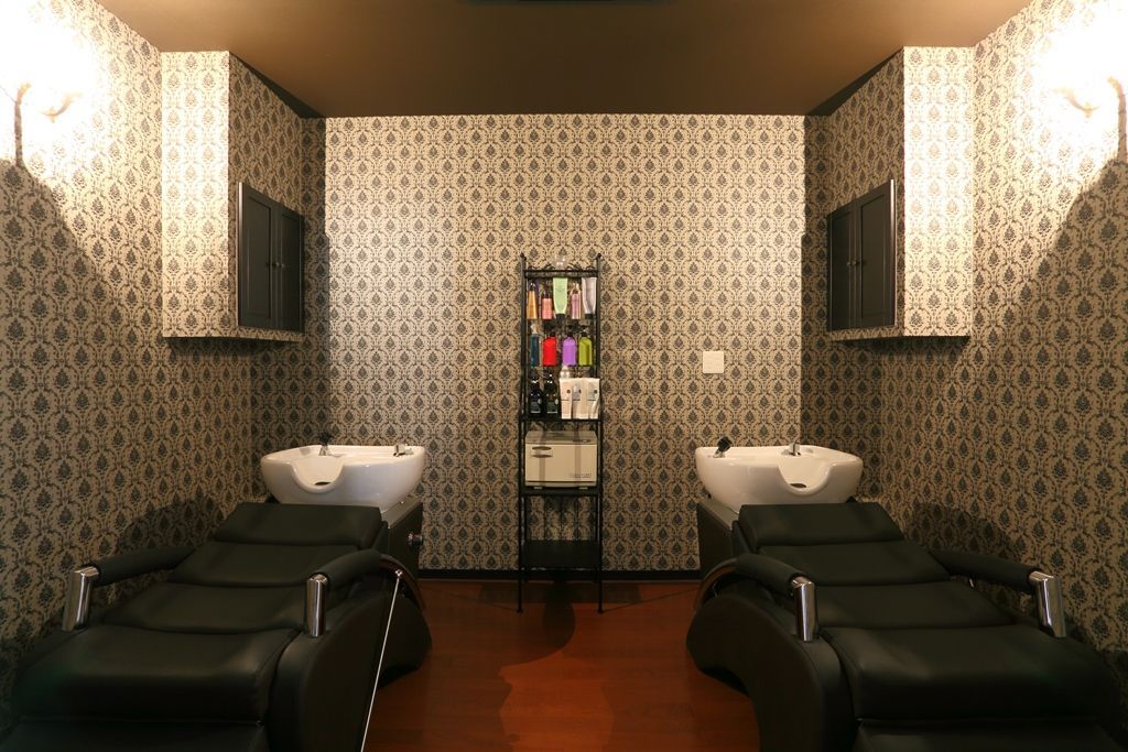 【東岸和田】街並みから少しだけ外れた住宅街に位置するアンティーク調の空間が可愛いお洒落サロン「Nuugy」からアシスタント（美容師）の求人♪服装手当など、スタッフさんの事を何よりも考えてくれるオーナーさんですよ☆★