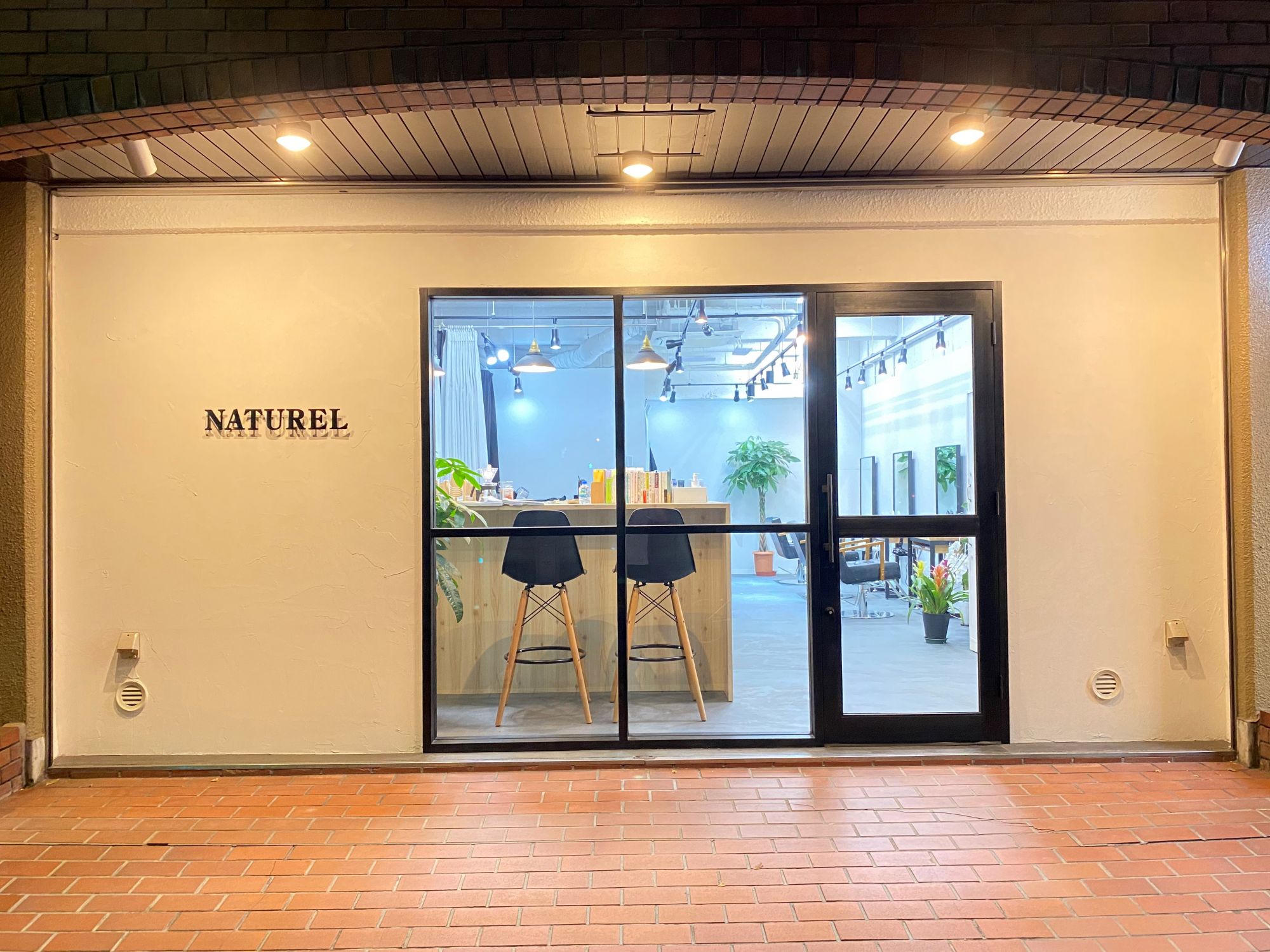 【江坂】≪ライフスタイルに合わせて働き方を選べる≫正社員の方は月8日休み!最低保証給あり!スタイリストオンリーサロン「NATUREL(ナチュレル)」からスタイリスト(美容師)の求人☆★