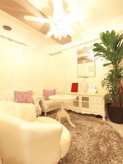 【西中島南方】《正社員登用有!》《週1からOK!》ネイルスクールも運営するSalon de Orbe(サロン ド オーヴ)サロン内でネイルグランプを実施するなど技術力が磨けるのはもちろんのこと、スタッフ達の仲良さにも定評あり☆ネイリストの求人☆☆