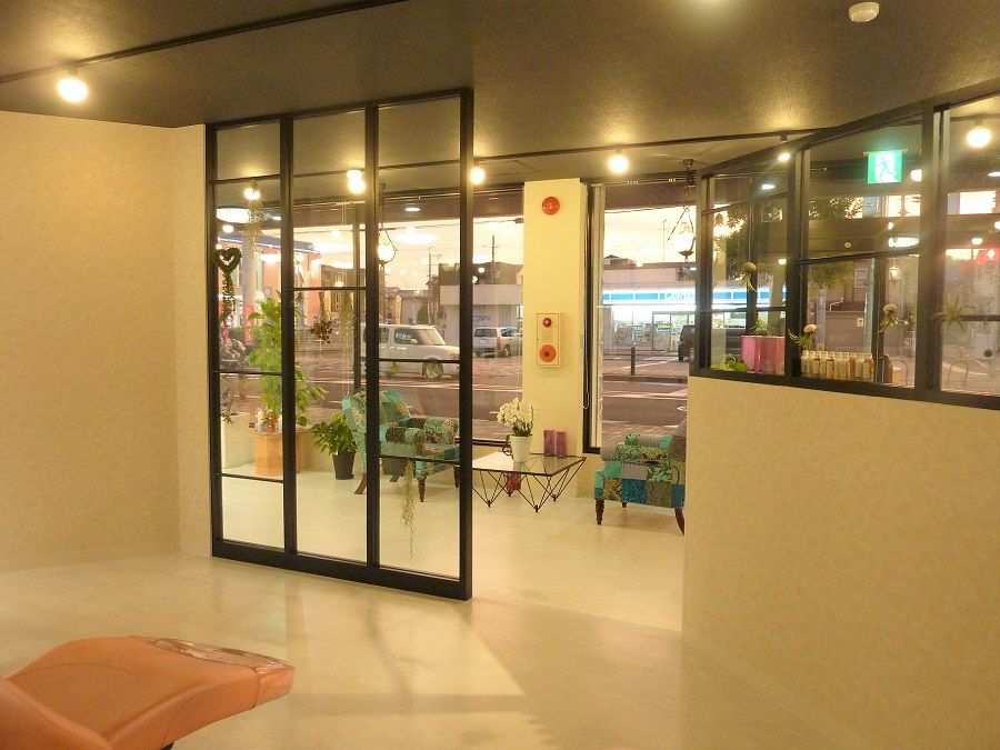 【樟葉】≪社会保険完備＆休日選択制≫やる気次第で、早期デビューも可能！海外でも通用するカット技術を身に付けられる環境で一緒に頑張りませんか 高いカット技術で人気の実力派サロン「COCO camino （ココカミーノ）」からアシスタント（美容師）の求人★☆