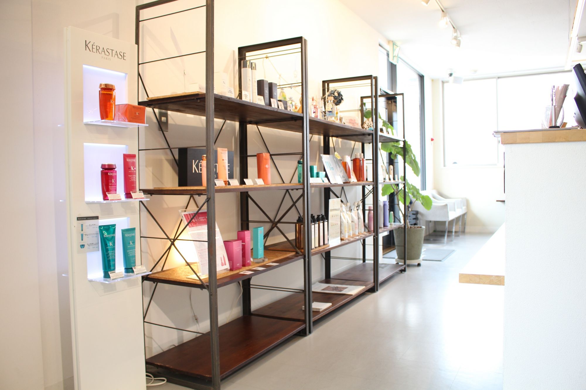 【阪急山本】≪月給20万円以上≫≪公休は土日祝にもOK≫≪有給休暇あり≫≪カットレッスンは時間外手当支給≫≪社会保険完備≫≪月8日休み≫無理なくレッスンを進められます！チームワーク抜群、楽しく一生懸命働けるサロン「Mars 山本丸橋店（マーズヤマモトマルハシテン）」アシスタント（美容師）の求人☆★☆