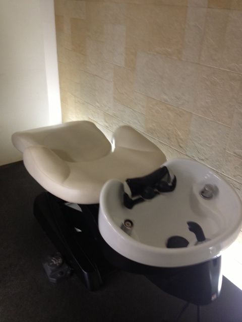 【香里園】質の高い技術と接客で美意識の高いお客様から支持されています!美容師として、人として成長できる環境で一緒にがんばりませんか ウッドテイストの内装に観葉植物のグリーンが映える、ナチュラル系サロンhair&make O (ヘアメイクオー)からアシスタント(美容師)の求人☆★