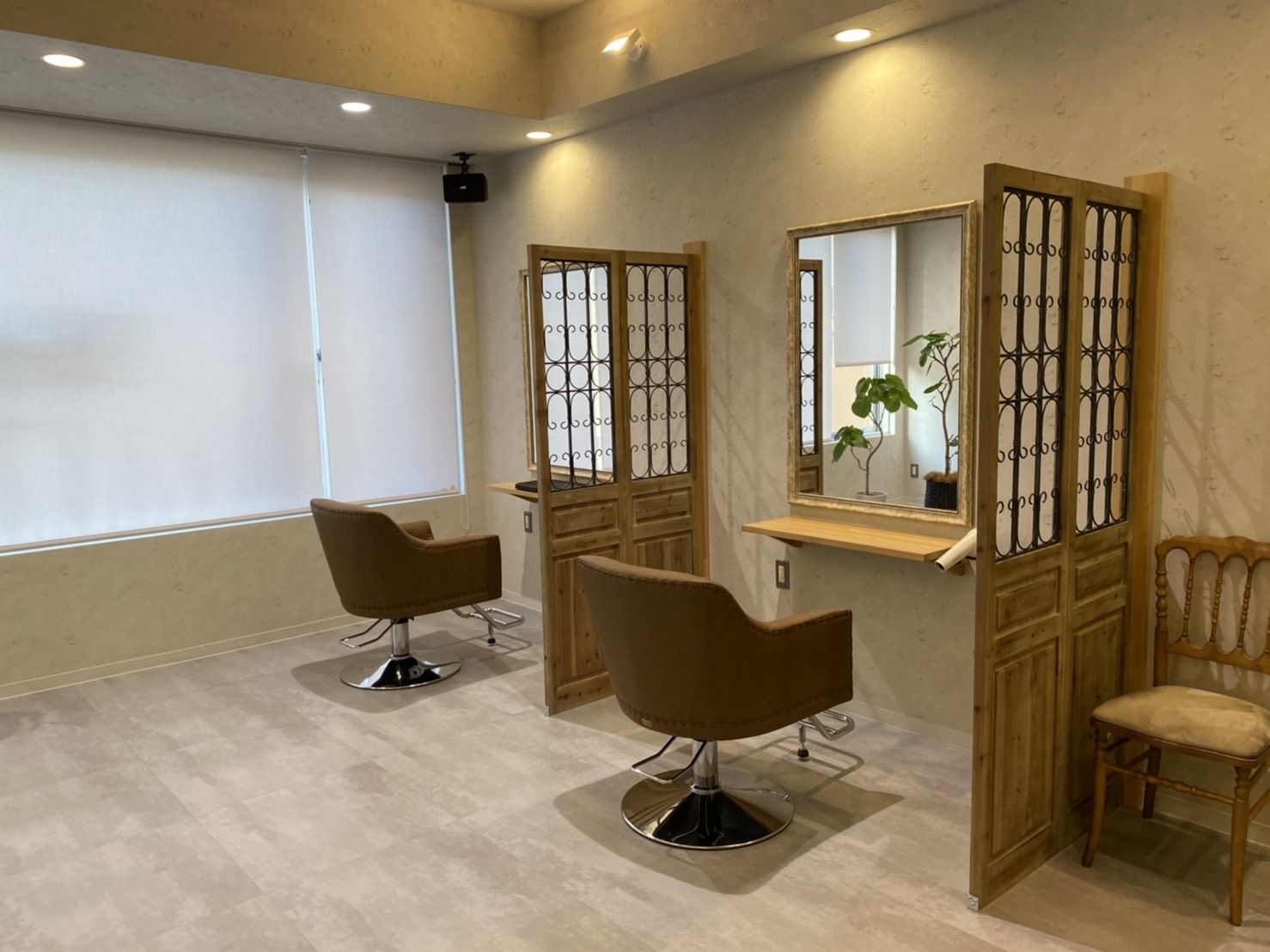 【住道】≪完全週休2日制≫≪月給21万円〜≫≪社会保険完備≫≪営業中レッスン可能≫スタッフさんの定着率が抜群のサロンです！デビューまでしっかりと支えていただける環境！お客様から絶大なる人気のあるサロン「Betty by schon（ベティバイシェーン）」からアシスタント（美容師）の求人☆★