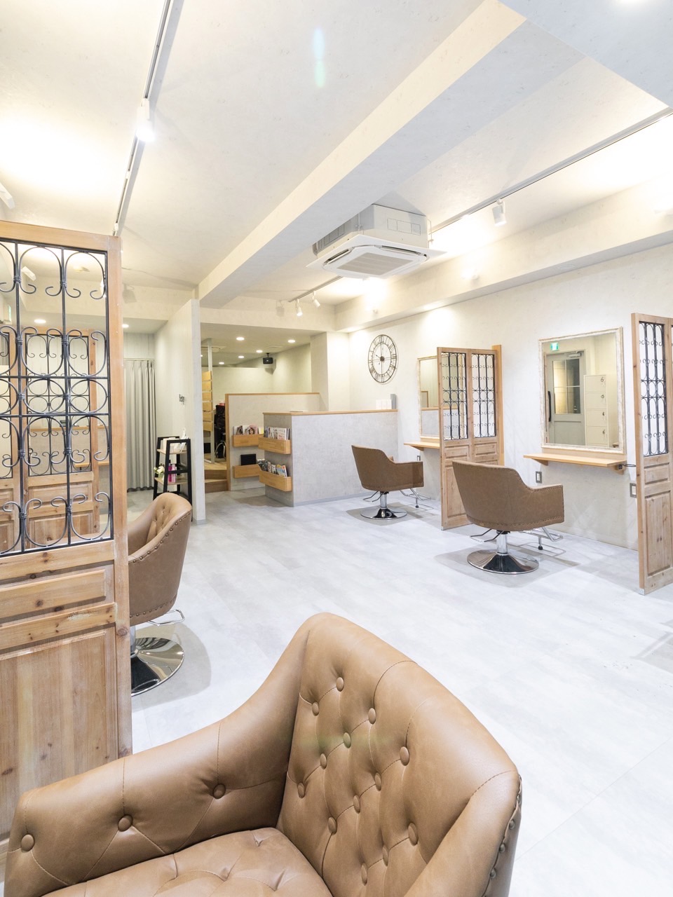 【住道】≪完全週休2日制≫≪月給21万円〜≫≪社会保険完備≫≪営業中レッスン可能≫スタッフさんの定着率が抜群のサロンです！デビューまでしっかりと支えていただける環境！お客様から絶大なる人気のあるサロン「Betty by schon（ベティバイシェーン）」からアシスタント（美容師）の求人☆★