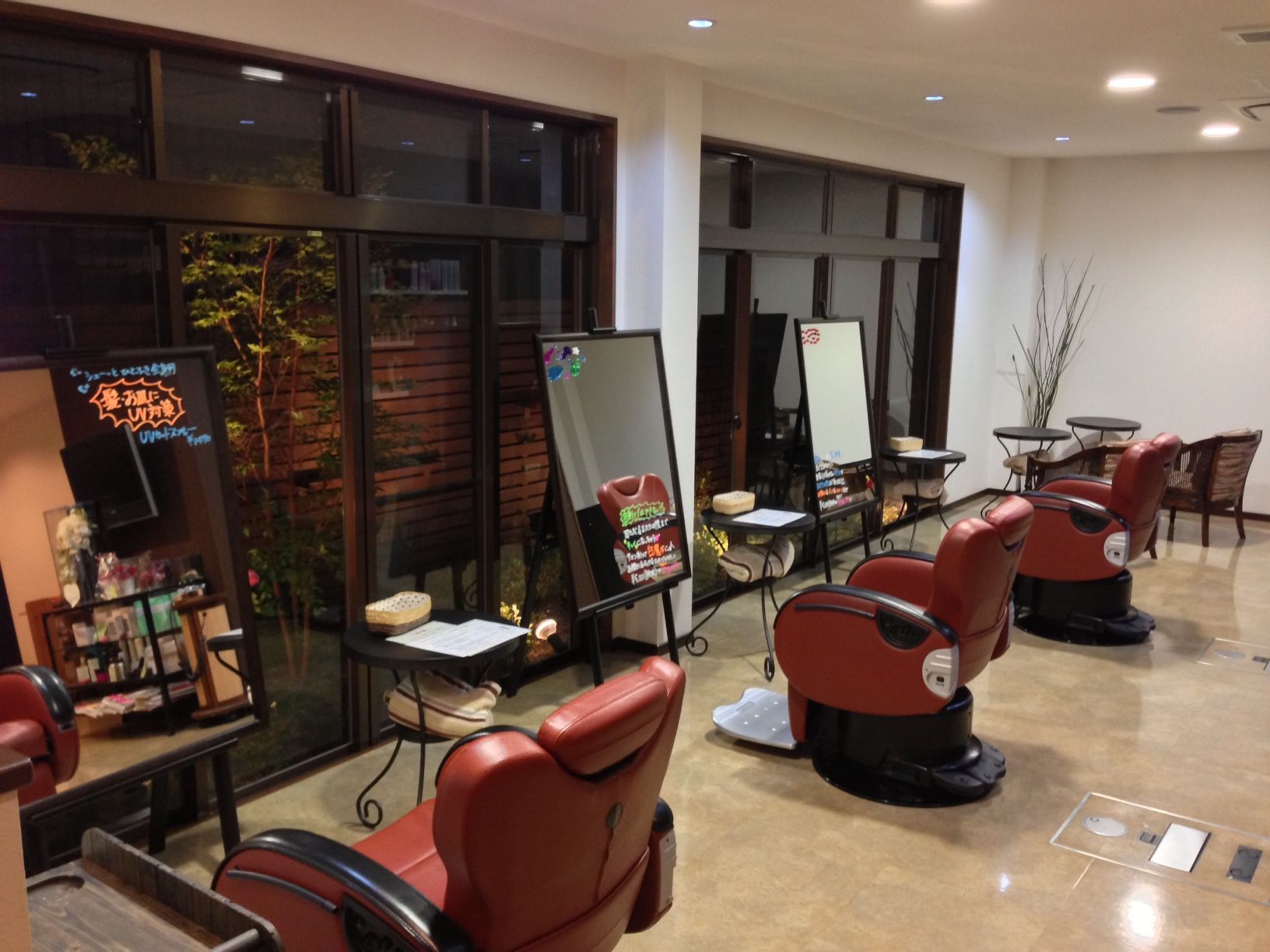 【広川町】隠れ家的な佇まいのトータルビューティーサロン「琥珀（コハク）」から経験問わずのアシスタント（美容師）求人！目の前にある系列店「髪みゆき」とを行き来しながらのサロンワークで幅広い技術が身につきます☆★