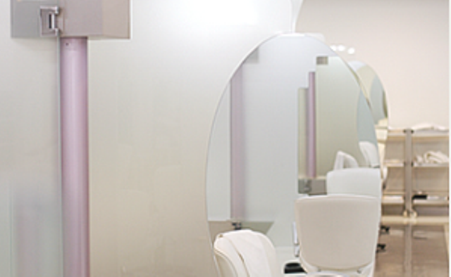 【芦屋】≪月給17~19万円≫≪社会保険完備≫≪月8日休み≫≪有給休暇あり≫各ポジション・各エリアのスタッフからしっかりレッスンも見てもらえるので、確実にキャリアアップ出来る環境のサロン「WHITEHOUSE芦屋店(ホワイトハウスアシヤテン)」からアシスタント(美容師)の求人★☆