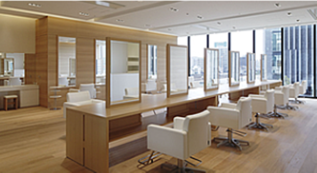 【梅田】≪社会保険完備≫≪月8日休み≫≪有給休暇あり≫質の高い技術と丁寧な接客が人気のトータルビューティーサロン「WHITEHOUSE大阪店（ホワイトハウスオオサカテン）」からアシスタント（美容師）の求人★☆