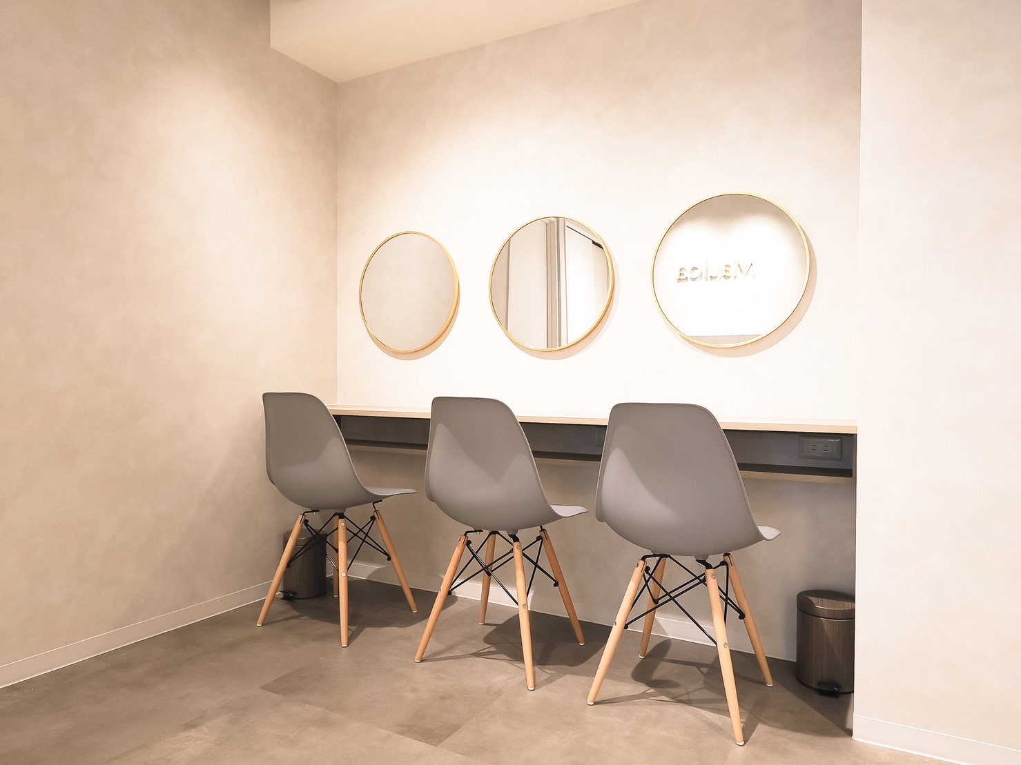 【西宮北口】≪経験者優遇!≫≪実働8時間≫≪月8~10日休み≫≪営業時間19時まで≫長く続けてほしいから、手当を含め福利厚生・労働環境を整えています!西宮の大人女性が集う落ち着いた雰囲気のアイラッシュサロン「Mauloa 西宮北口(マウロアニシノミヤキタグチ)」からアイリスト(まつげエクステ・まつげパーマ・アイブロウ)の求人☆★☆