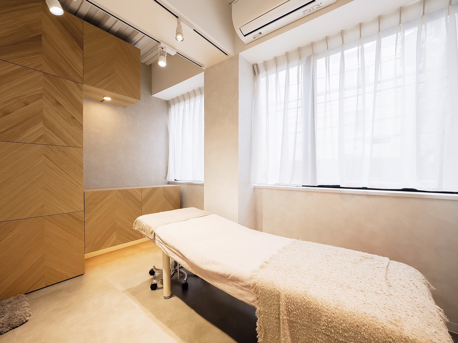 【西宮北口】≪経験者優遇!≫≪実働8時間≫≪月8~10日休み≫≪営業時間19時まで≫長く続けてほしいから、手当を含め福利厚生・労働環境を整えています!西宮の大人女性が集う落ち着いた雰囲気のアイラッシュサロン「Mauloa 西宮北口(マウロアニシノミヤキタグチ)」からアイリスト(まつげエクステ・まつげパーマ・アイブロウ)の求人☆★☆