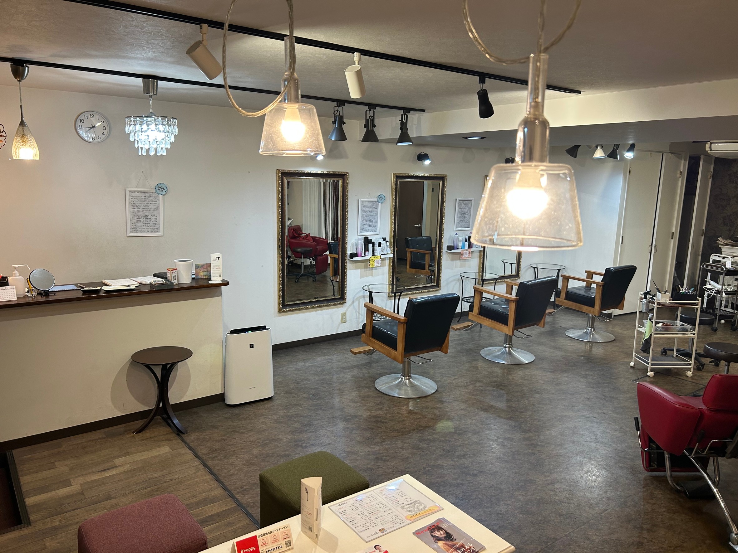 【藤森】≪充実した福利厚生≫≪完全週休2日制≫≪営業時間内レッスン≫≪家賃補助やウィッグ代補助もあり!≫仕事とプライベートを充実させて、人生楽しみましょう!!スタッフ間の仲の良さがサロンの居心地の良さ、リピート率に繋がる秘訣!人との縁や繋がりを大切にしていく地域密着型サロン「hair nasib (ヘアーナシッブ)」からアシスタント(美容師)の求人☆★