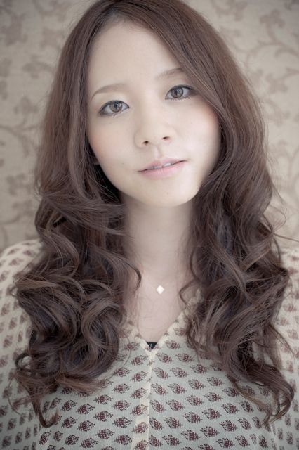 【甲東園】お客様との距離も近く、スタッフさんも気さくな方ばかり!更に成長出来る環境が整っているので充実した日々を送ることが出来ますよ!アンティークでまとめられた店内はリラックス出来る大人の空間のサロン「FIARCE(フィアーチェ)」からスタイリスト(美容師)の求人☆★