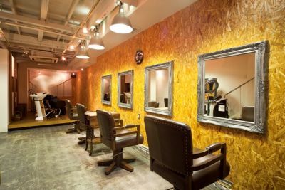 【茨木市駅】≪月9日休み≫社会保険完備に安心の待遇面でスタッフさんの定着率○経験の浅い方でもやる気のある方なら大歓迎！！アンティークな家具や照明、ハイセンスなお洒落サロン「LIB（リブ）」からアシスタント（美容師）の求人☆★☆