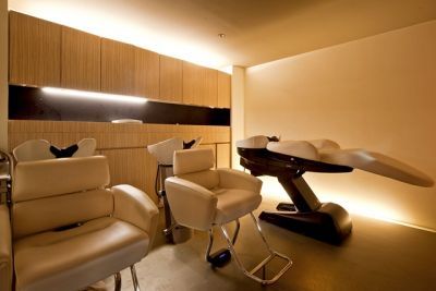 【茨木市駅】!!!≪社会保険完備&月9日休み≫≪18時までの営業≫≪ウィッグ支給あり≫レッスンのある日も20時までに退勤OKで、プライベート充実!産休後のサポートなど安心の待遇面でスタッフさんの定着率もGood!「KAZU 中津店(カズナカツテン)」からアシスタント(美容師)の求人★☆