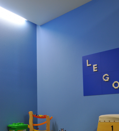 【新金岡】≪完全週休2日≫≪遅くても20時退勤≫≪2年でスタイリストデビュー≫住宅街の中で集客絶好調！海外経験もあるオーナーからカット技術も学べます！子供から大人まで幅広い層に愛されるアットホームなユニセックスサロン「kotobuki1978（コトブキ1978）」から理容師（理容室）の求人☆★