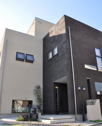 【新金岡】≪完全週休2日≫≪遅くても20時退勤≫≪2年でスタイリストデビュー≫住宅街の中で集客絶好調！海外経験もあるオーナーからカット技術も学べます！子供から大人まで幅広い層に愛されるアットホームなユニセックスサロン「kotobuki1978（コトブキ1978）」から理容師（理容室）の求人☆★