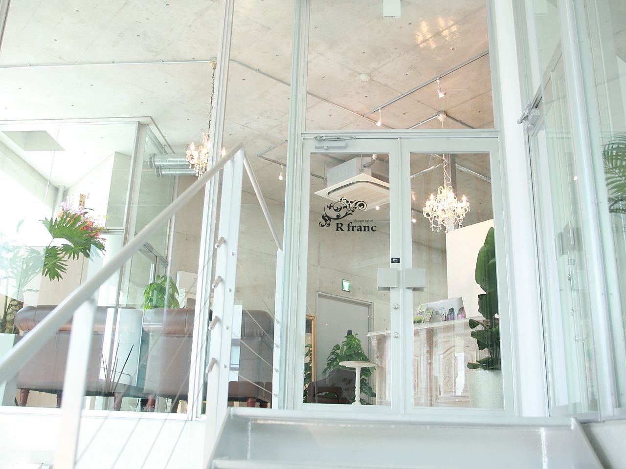 【芦屋】≪月給24万円スタート ≫≪指名売上最大60%フリー40%の高還元率還元♪≫正社員と業務委託を選択可能なトータルビューティーサロン☆リーズナブルな価格で高い技術を提供している人気店☆毎月新規のお客様が多数来店されるので入客チャンスも十分あり!★高収入も可能です♪“R franc(ルフラン)”からスタイリスト(美容師)の求人☆★