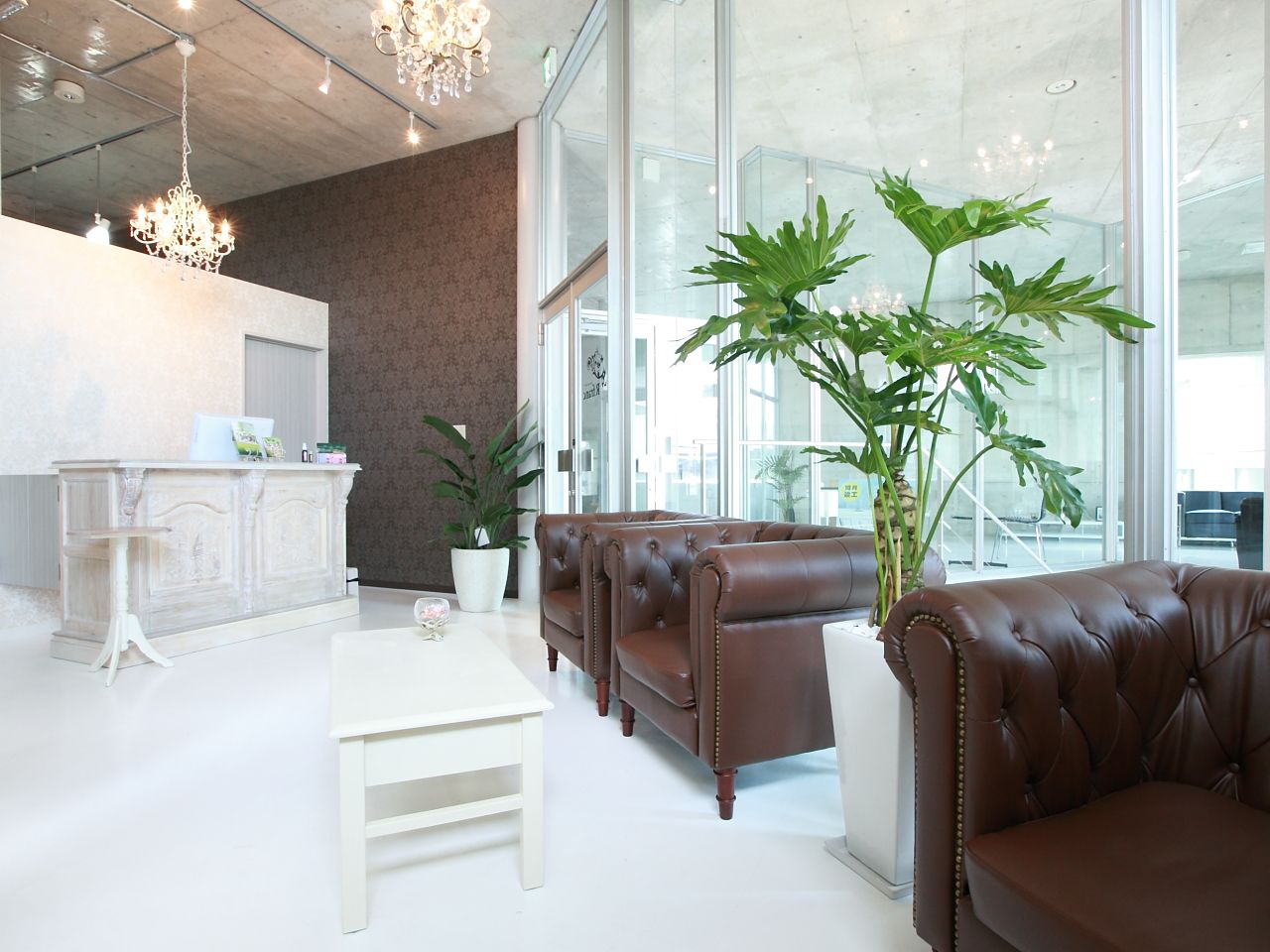 【芦屋】≪月給24万円スタート ≫≪指名売上最大60%フリー40%の高還元率還元♪≫正社員と業務委託を選択可能なトータルビューティーサロン☆リーズナブルな価格で高い技術を提供している人気店☆毎月新規のお客様が多数来店されるので入客チャンスも十分あり!★高収入も可能です♪“R franc(ルフラン)”からスタイリスト(美容師)の求人☆★